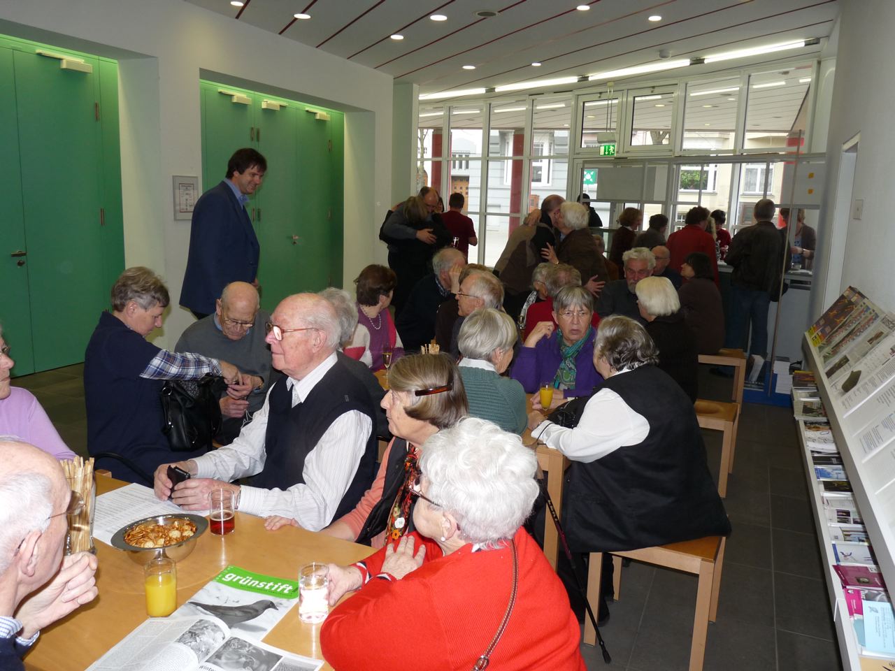 Angeregte Gespr�che bei Getr�nken und Knabbereien, Bild Uwe Koopmann