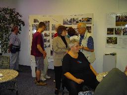 Publikum bei der Ausstellungser�ffnung