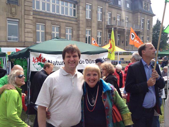Der Vorsitzende der NaturFreunde D�sseldorf, Matthias M�ller, mit der Bundestags-Vizepr�sidentin  Claudia Roth