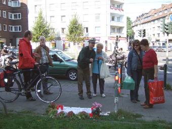 Passanten diskutieren mit uns
