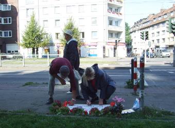 Anwohner legen Blumen nieder