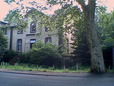 Haus Knuppertsbr�ck m��te der Stra�e weichen