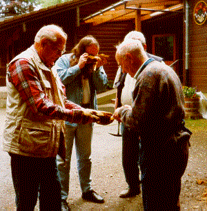Teilnehmer beim Untersuchen eines Sandsteins