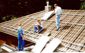 Die Photovoltaikanlage wird montiert