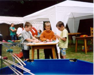 Ein solarbetriebener Brunnen lockte die Kinder zum Experimentieren