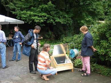 Die Solarkiste wird in der Sonne ausgerichtet