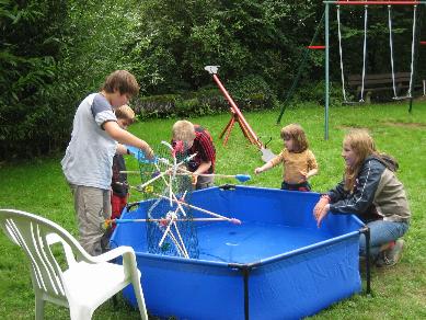 Der Solarbrunnen findet regen Zuspruch