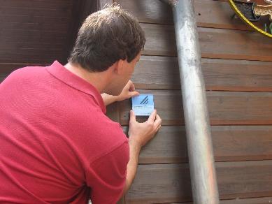 Matthias M�ller beim Anbringen der Plakette