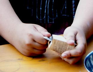 Die Klinge wird in das Holzst�ck eingepasst