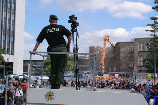 Abriss unter Polizeischutz und gegen den Willen der Bev�lkerung: der  alte Kopfbahnhof