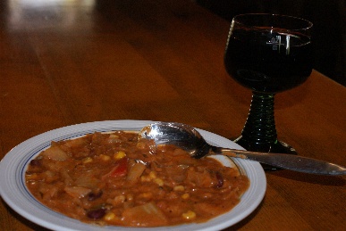 Erdnusseintopf und Rotwein