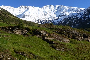 Neuschnee im August l�sst die Berge hinter dem noch