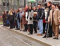 Warten auf die Bahn - bald vergeblich?