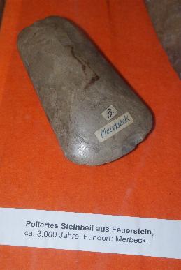 Poliertes Steinbeil aus Feuerstein