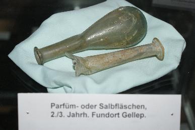 Parf�m- und Salbenfl�schchen