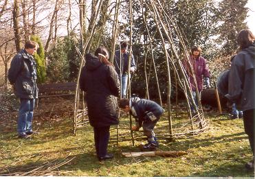 Die ersten Zweige werden eingeflochten
