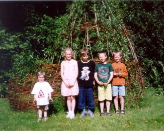 Mittlerweile erstrahlt das Weidenzelt in kr�ftigem Gr�n.